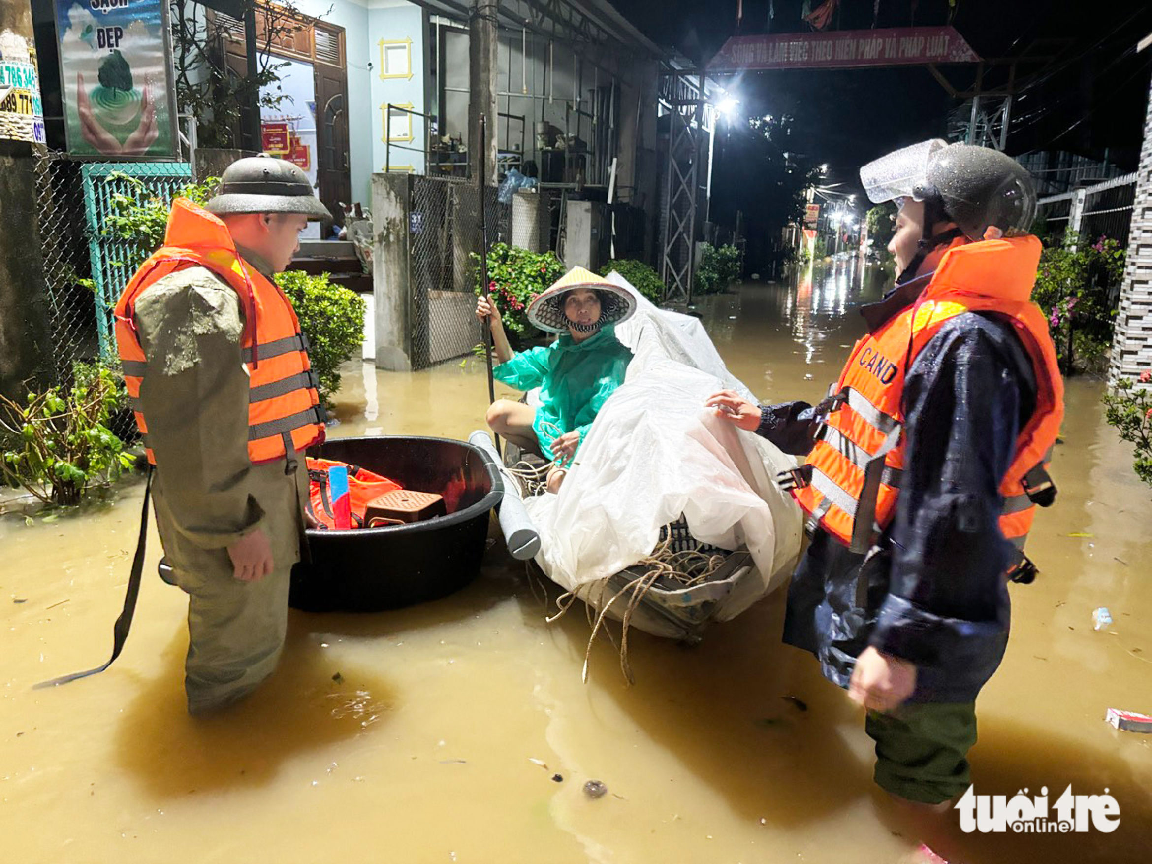 武嘉河沿岸'洪涝中心'深陷洪水,夜间疏散居民